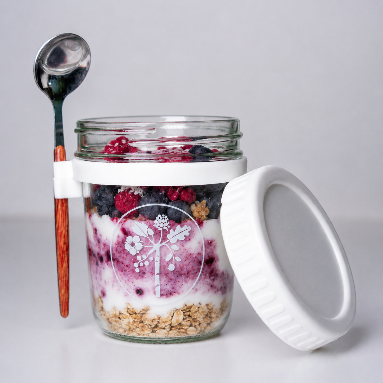 Frühstücksglas mit Joghurt, Beeren und Haferflocken