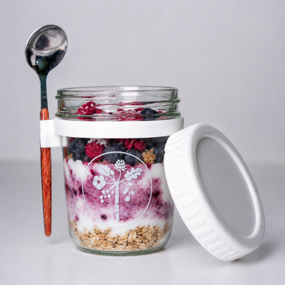 Frühstücksglas mit Joghurt, Beeren und Haferflocken