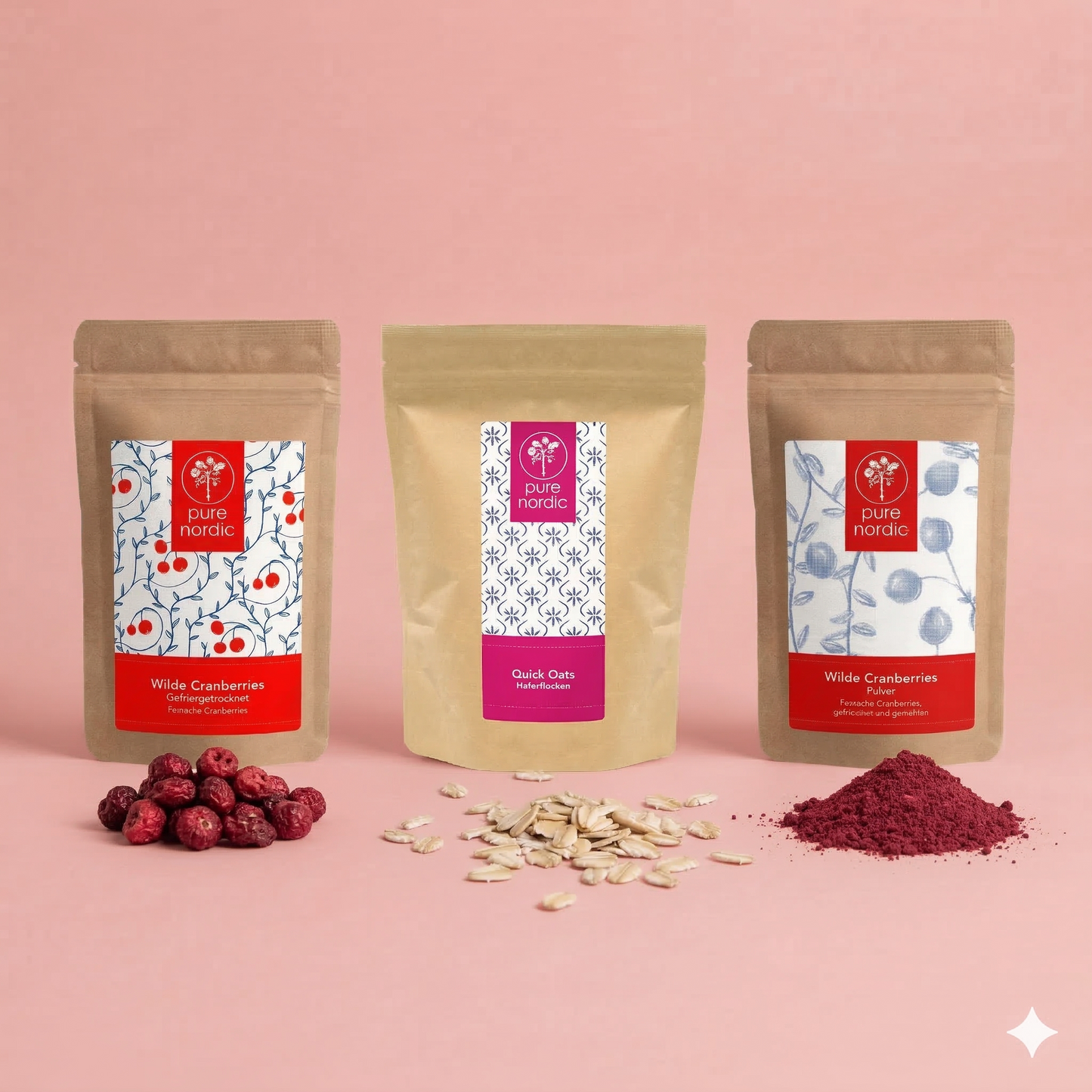 Drei Beutel mit Cranberries, Haferflocken und Beerenpulver auf rosa Hintergrund
