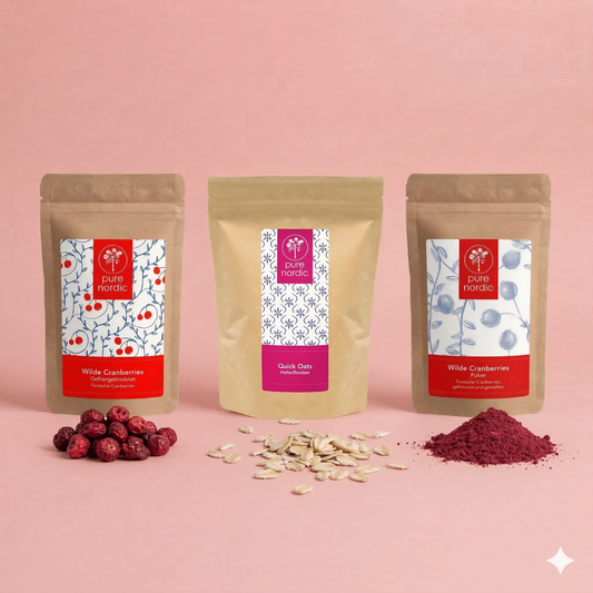 Drei Beutel mit Cranberries, Haferflocken und Beerenpulver auf rosa Hintergrund