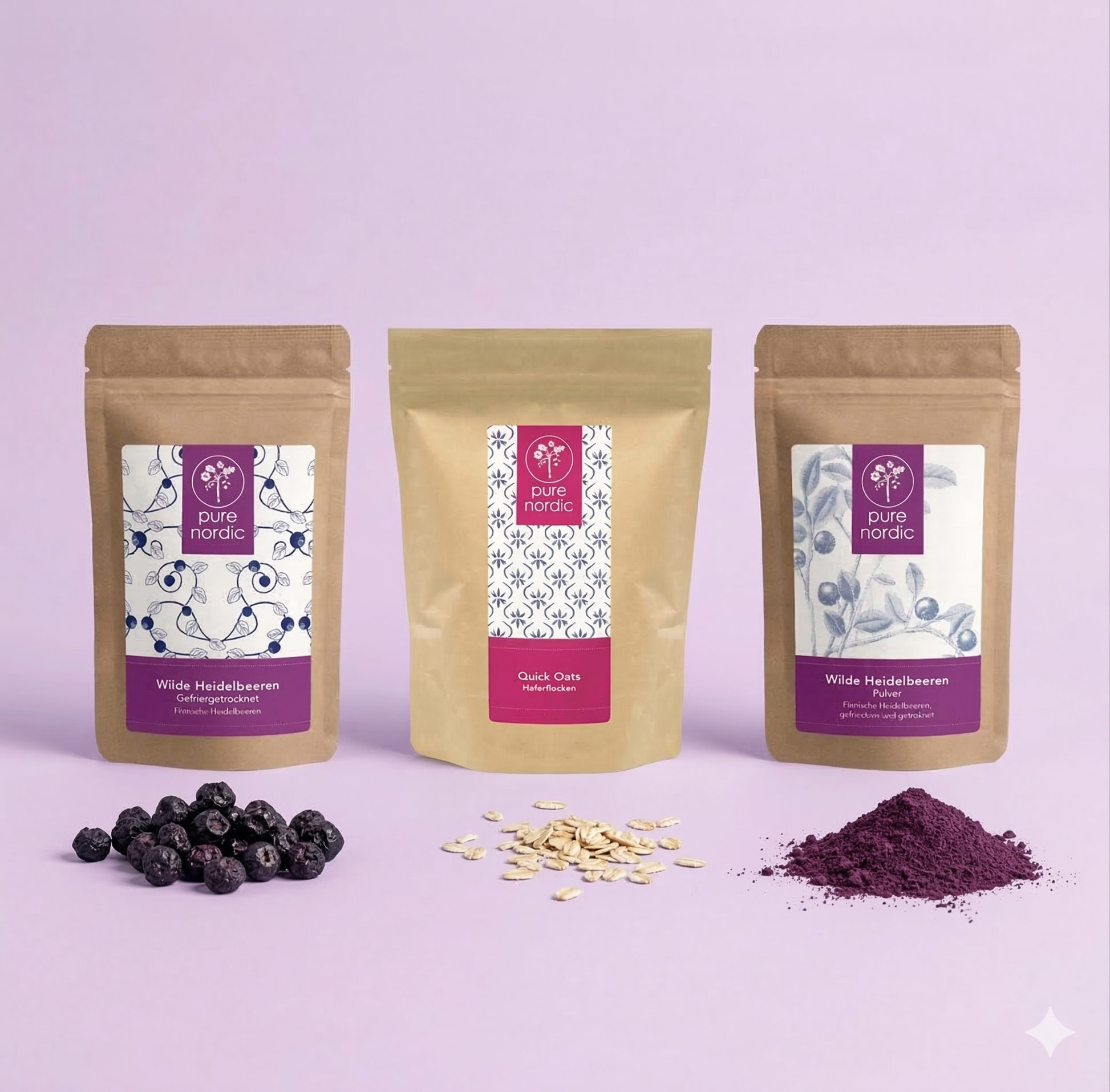 Drei Pure Nordic Beutel mit Heidelbeeren, Haferflocken und Beerenpulver.