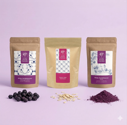 Drei Pure Nordic Beutel mit Heidelbeeren, Haferflocken und Beerenpulver.