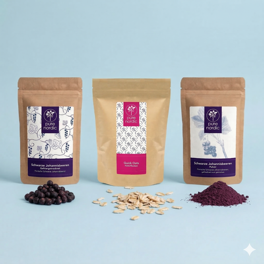 Drei Beutel mit Schwarze Johannisbeeren, Haferflocken und Beerenpulver auf türkiser Hintergrund
