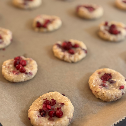 Kekse mit Cranberries auf einem Backblech