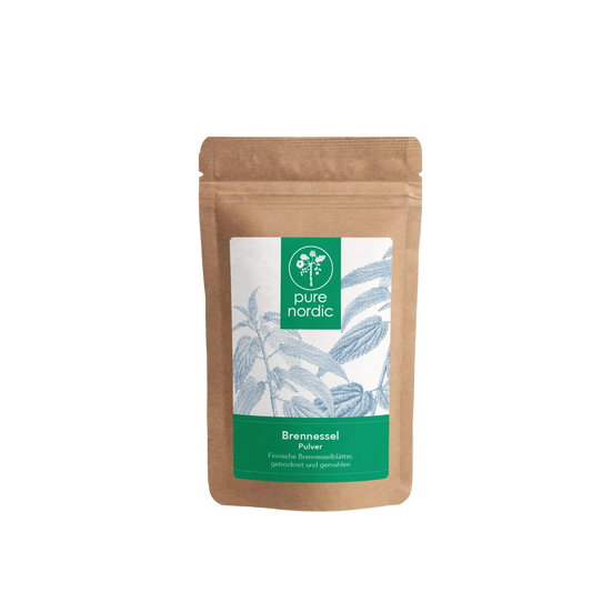 Eine Tüte mit Pure Nordic Brennnesselpulver.