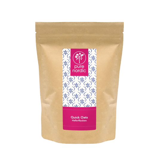 Eine Tüte mit Pure Nordic Quick Oats Haferflocken.