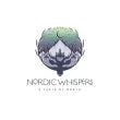 Nordic Whispers Logo mit stilisiertem Baum und Blättern in Grün-Schwarz.