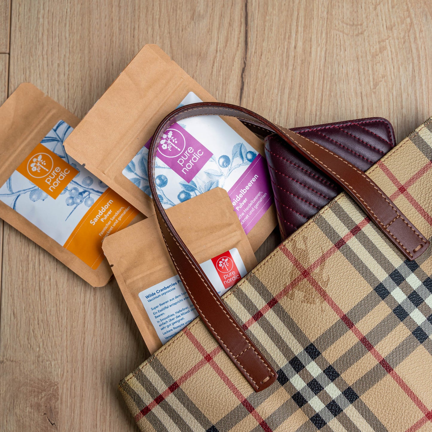 Nordische Beerenpulver aus Finnland in Tasche für unterwegs (Blaubeere, Preiselbeere, Sanddorn, Cranberry)