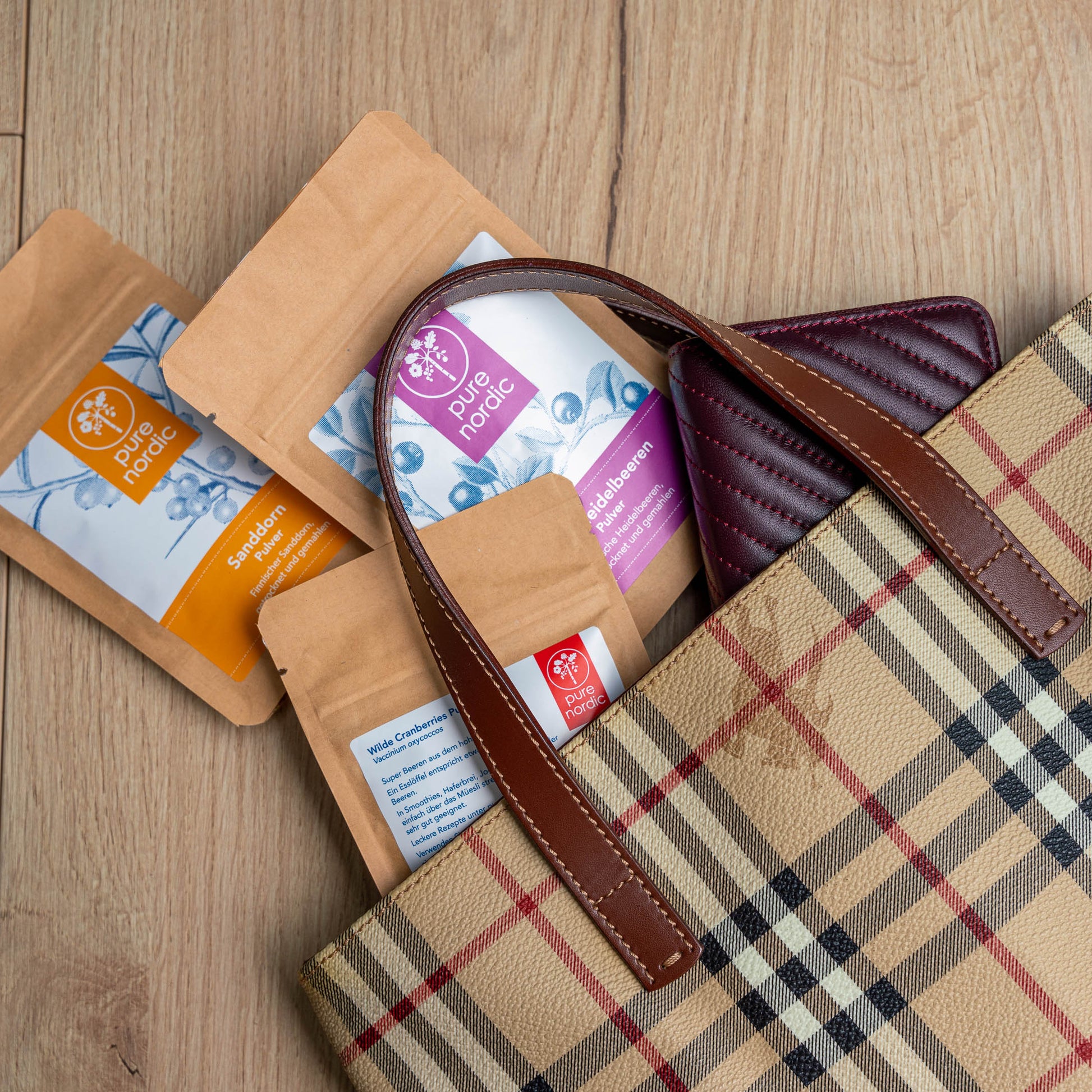 Nordische Beerenpulver aus Finnland in Tasche für unterwegs (Blaubeere, Preiselbeere, Sanddorn, Cranberry)