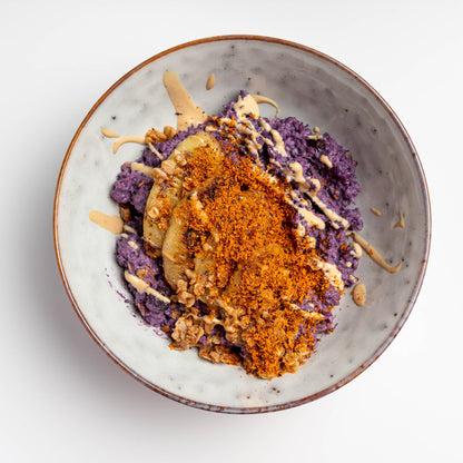 Beeren-Bowl mit Wilde Heidelbeeren, Banane, Nüssen und Superfood-Pulver aus dem Norden