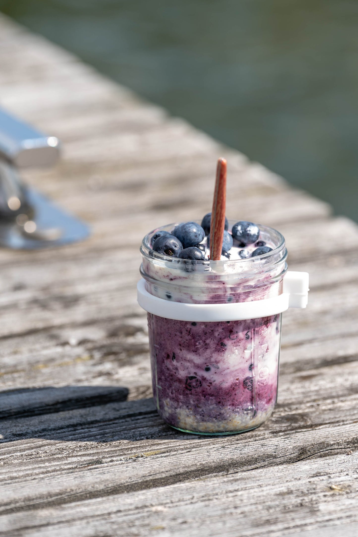 Frühstücksglas mit Beeren und Joghurt