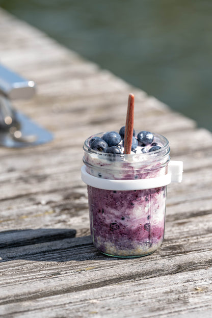 Frühstücksglas mit Beeren und Joghurt
