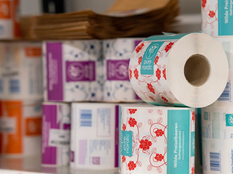 Rollen mit Pure Nordic-Etiketten für gefriergetrocknete Beeren.