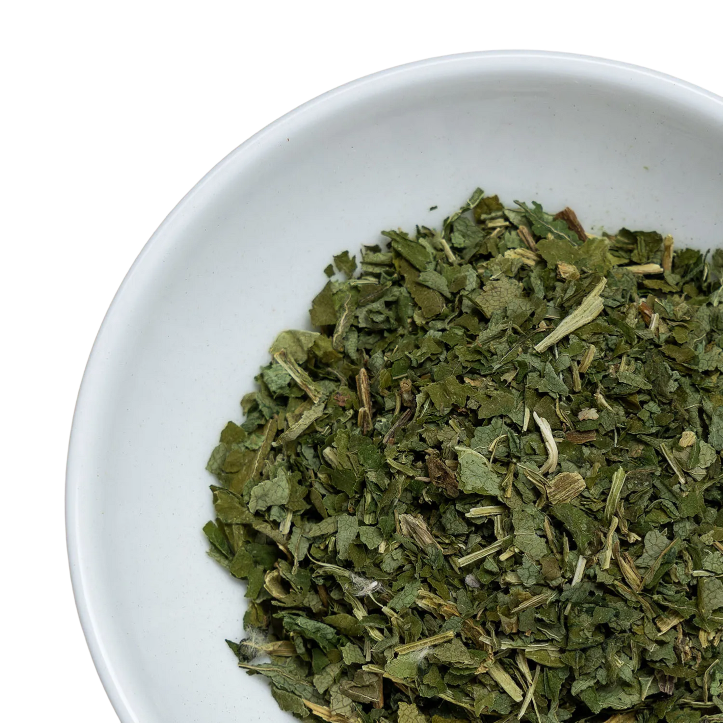 Weisses Schüssel mit getrockneten, zerkleinerten Engelwurzblättern (Angelika)