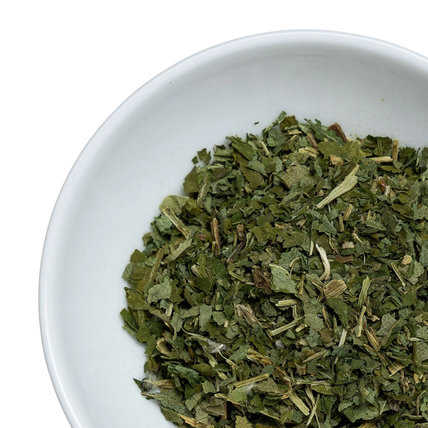 Weisses Schüssel mit getrockneten, zerkleinerten Engelwurzblättern (Angelika)