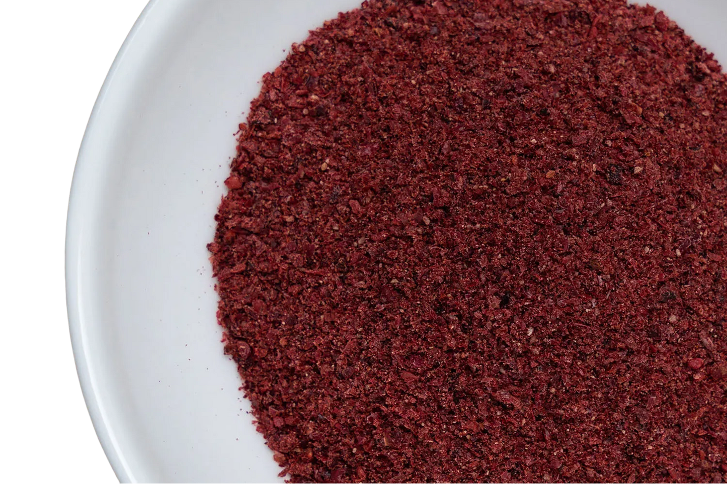 Eine weisse Schüssel, gefüllt mit getrocknetem Cranberrypulver.