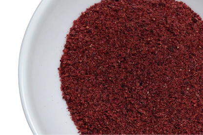 Eine weisse Schüssel, gefüllt mit getrocknetem Cranberrypulver.