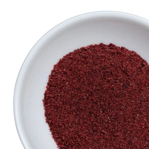 Ein weißer Teller mit getrocknetem Cranberrypulver.