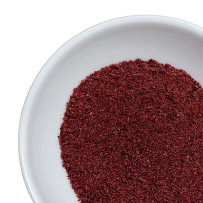 Ein weißer Teller mit getrocknetem Cranberrypulver.