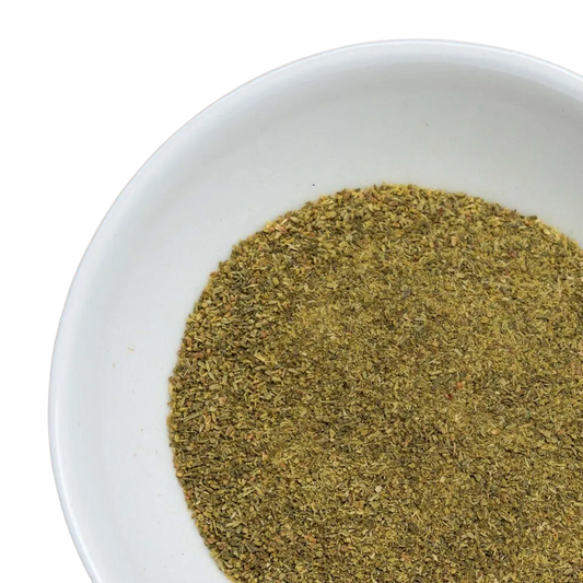 Eine weiße Schüssel, gefüllt mit getrocknetem Fichtensprossenpulver.