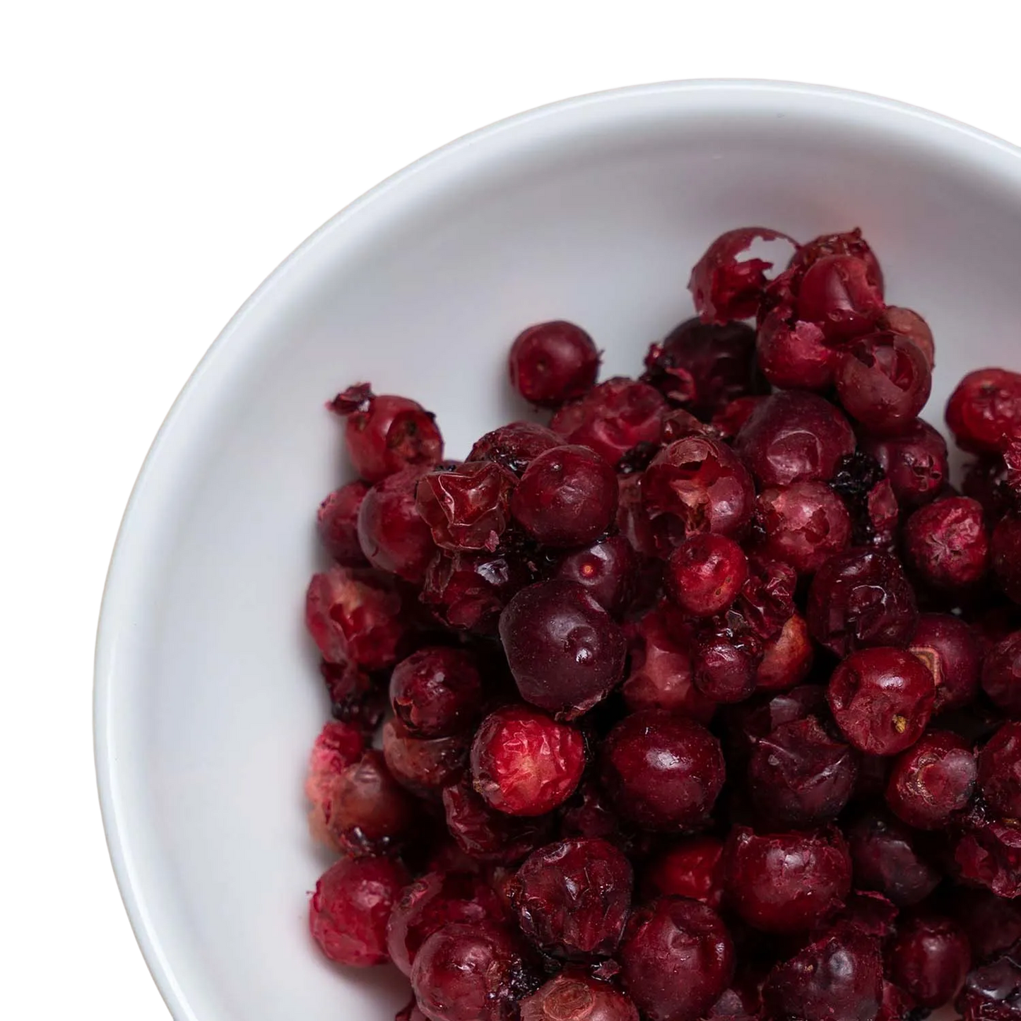 Eine weiße Schüssel, gefüllt mit gefriergetrockneten Preiselbeeren.