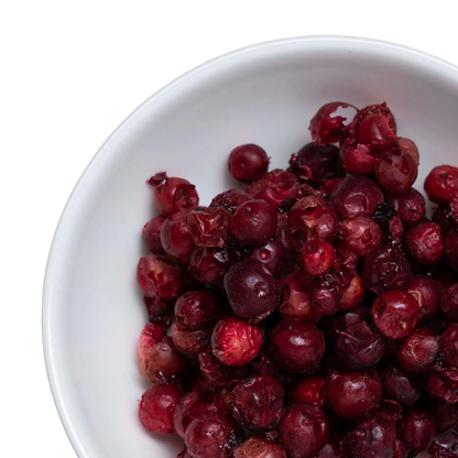 Eine weiße Schüssel, gefüllt mit gefriergetrockneten Preiselbeeren.