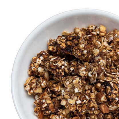 Knuspriges, gelbes Sanddorn-Granola in einer weissen Schüssel.