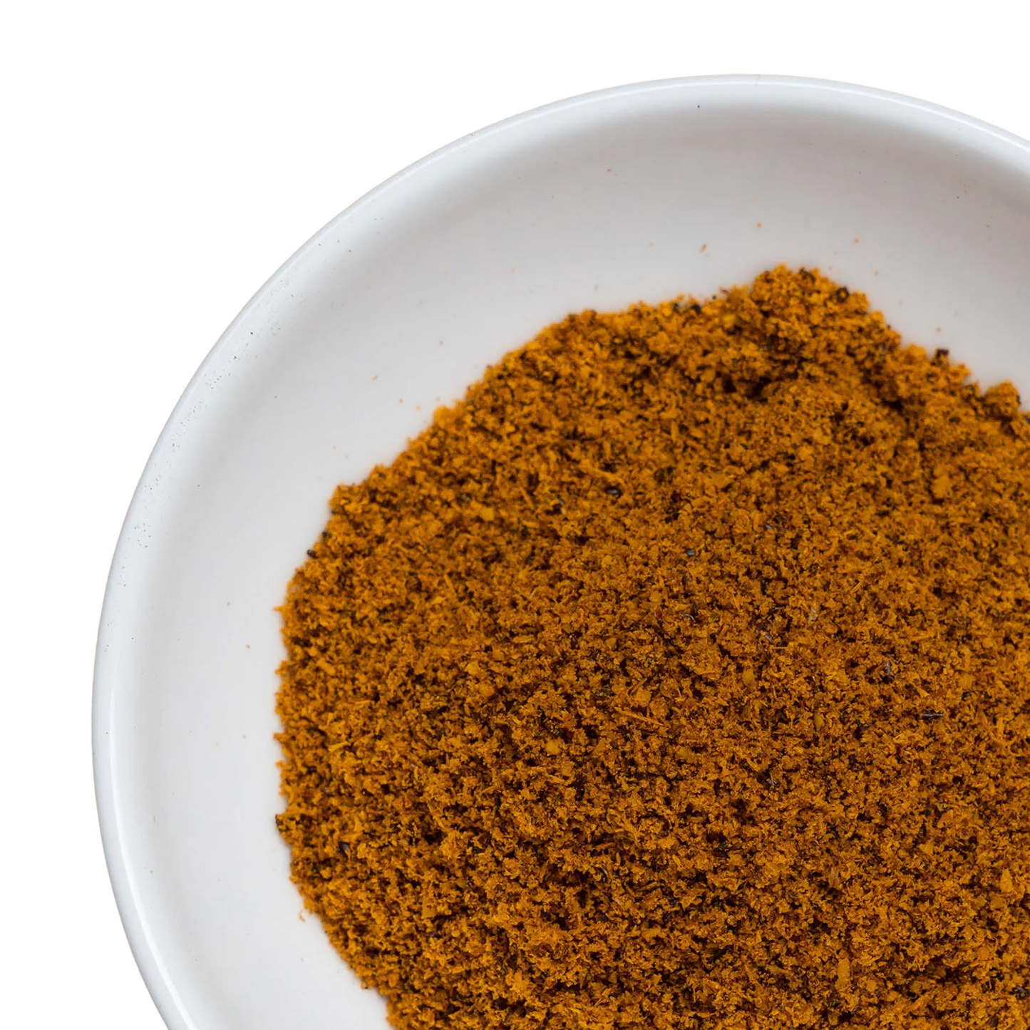 Eine weiße Schüssel, gefüllt mit getrocknetem Sanddornpulver.