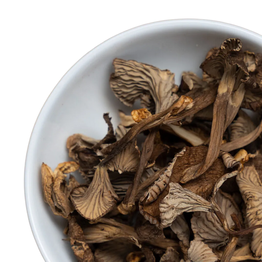 Getrocknete Tromptenepfifferlinge in einer weissen Schüssel.