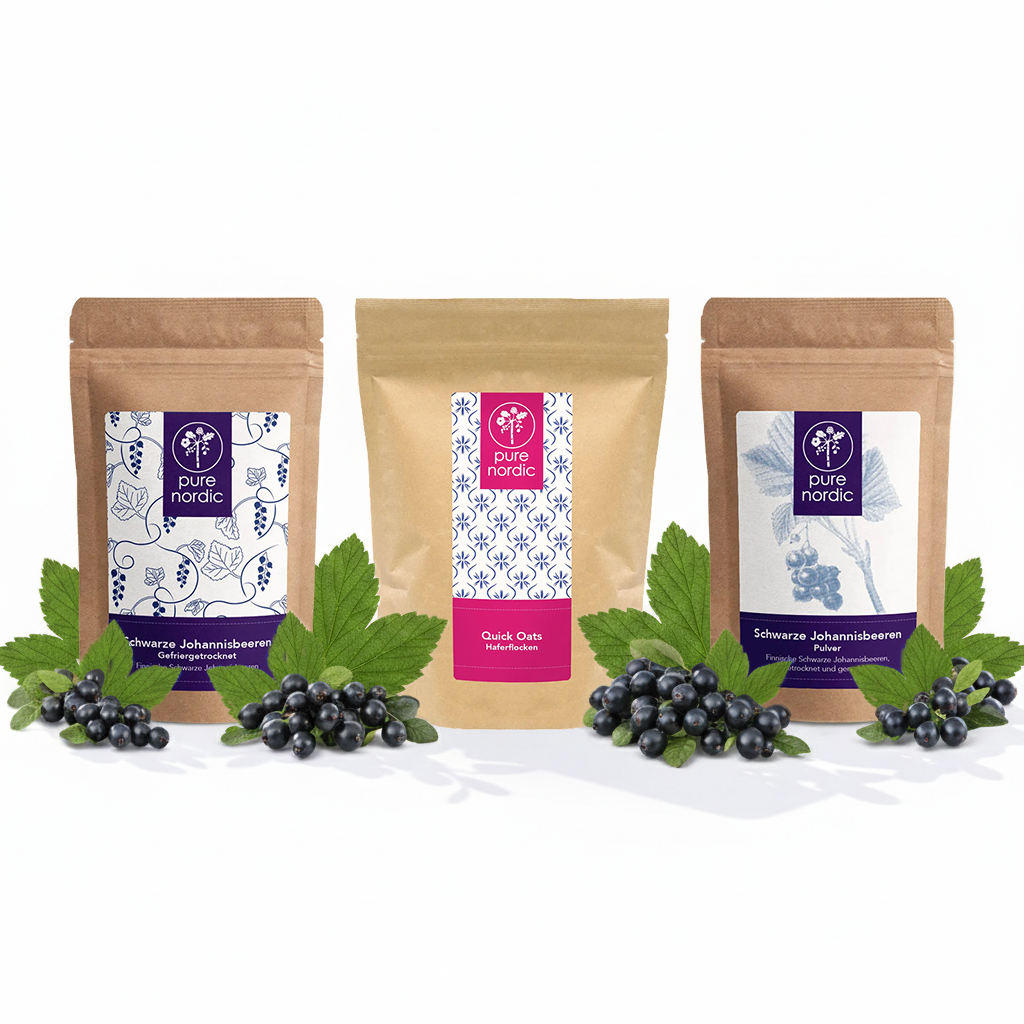 Drei Pure Nordic Beutel mit schwarzen Johannisbeeren und Haferflocken, umgeben von schwarzen Beeren.