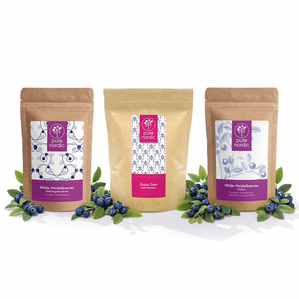Drei Pure Nordic Beutel mit Heidelbeeren und Haferflocken, umgeben von blauen Beeren.