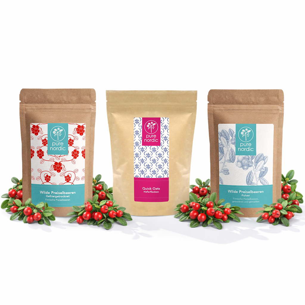 Drei Pure Nordic Beutel mit Preiselbeeren und Haferflocken umgeben von roten Beeren.