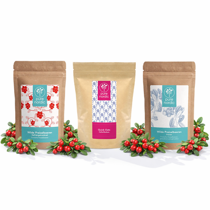Drei Pure Nordic Beutel mit Preiselbeeren und Haferflocken umgeben von roten Beeren.